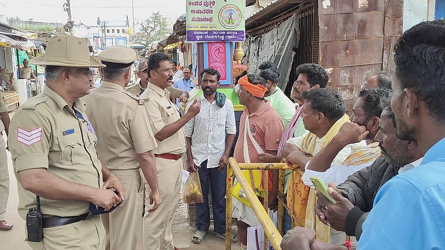 <div class="paragraphs"><p>ಹಾವೇರಿ ಜಿಲ್ಲೆಯ ದೇವರಗುಡ್ಡದಲ್ಲಿರುವ ಮಾಲತೇಶ ದೇವಸ್ಥಾನದೊಳಗೆ ಬಿಡುವಂತೆ ಭಕ್ತರು, ಪೊಲೀಸರ ಜೊತೆ ವಾಗ್ವಾದ&nbsp;ನಡೆಸಿದರು</p><p></p></div>